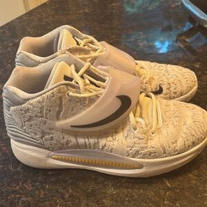 Nike KD Air Zoom CW3935-100. Men’s 8.5 Basketball sneakers